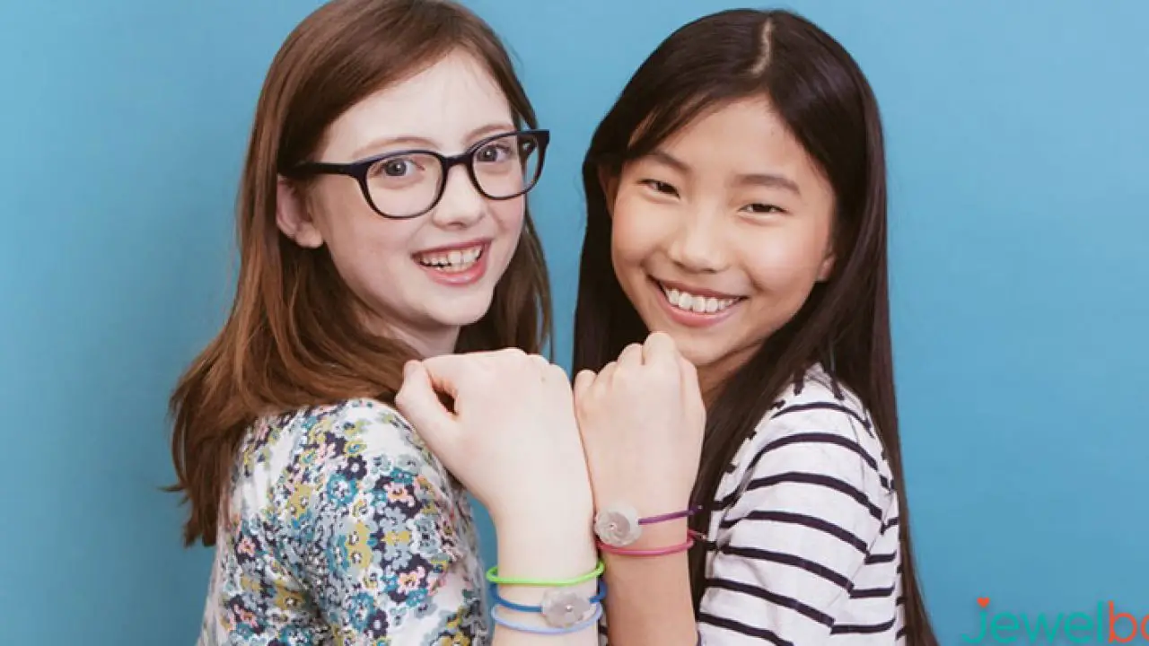 Lanzan pulseras de niñas para estimular la programación