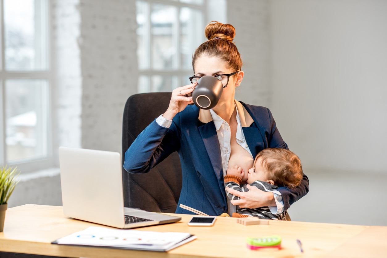 Consejos para que al regresar al trabajo sigas dándole pecho a tu bebé