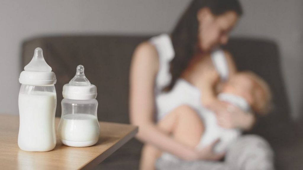 La leche materna y el parto natural aumentan la flora intestinal del bebé