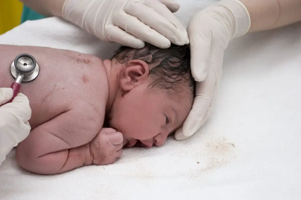 Las primeras pruebas médicas que se realizan al bebé