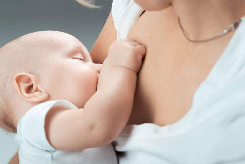 Estudio señala que la leche materna es la mejor del mundo
