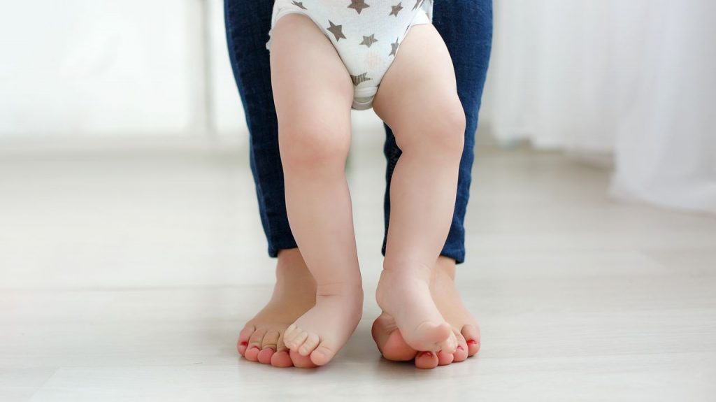 Las ventajas de que tu bebé camine descalzo