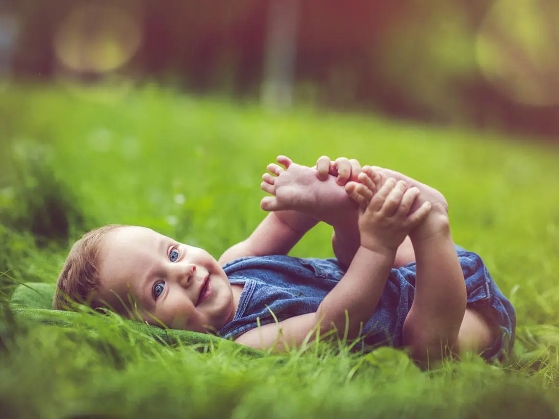 Las ventajas de que tu bebé camine descalzo
