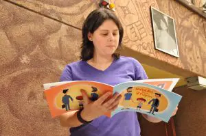 mujer leyendo un cuento infantil