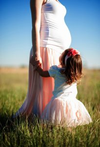 madre embarazada junto a su hija