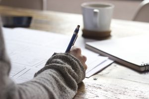 escribir a mano sobre una mesa