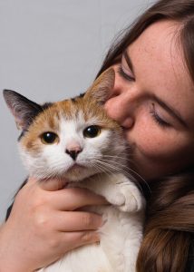 mujer besando a su gato