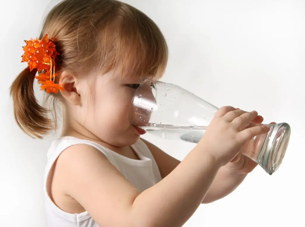 niña tomando agua