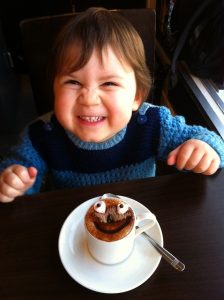 niño con postre