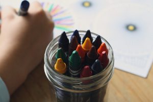 niño coloreando sobre un papel