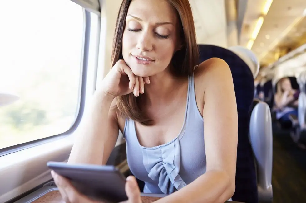 mujer leyendo en el tren