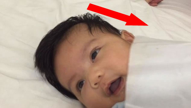 Acaricia la carita del bebe con una toallita o papel tisue suamente