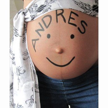 Panza de embarazada con el nombre de su bebé