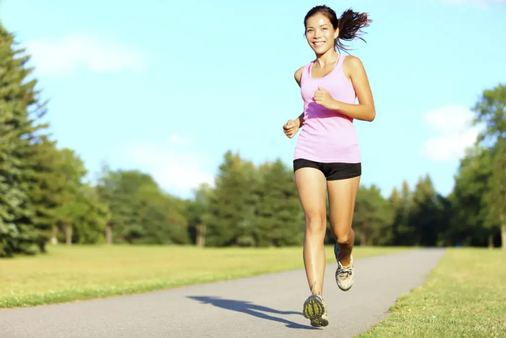 como calamar la ansiedad al realizar ejercicios mujer corriendo