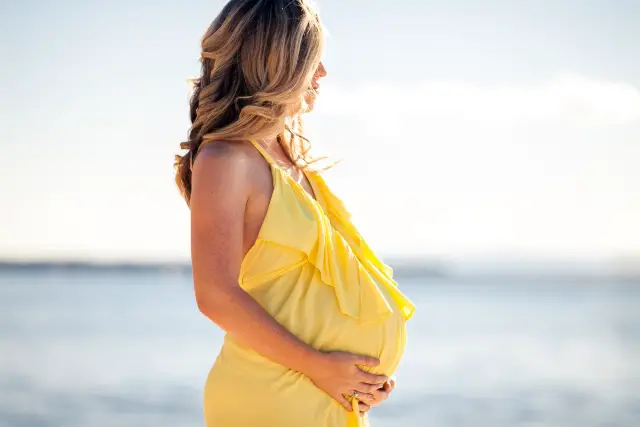 Mujer embarazada con cabello teñido con rayos claros