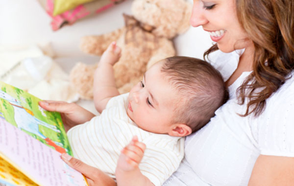 Mamá leyendo un libro a su bebé