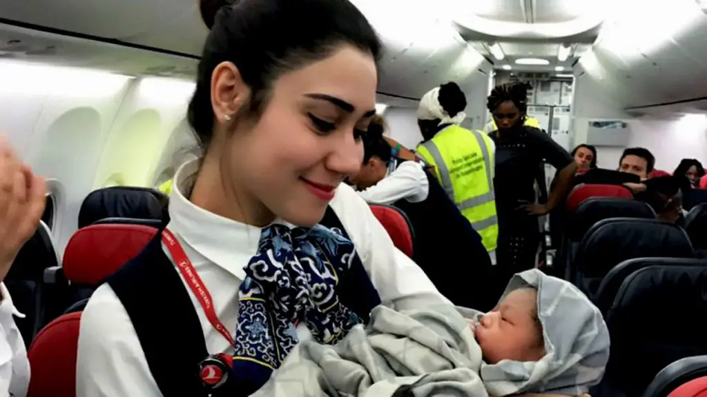 bebé recién nacido en un avión bebé recién nacido en un avión