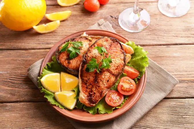 Plato de pescado servido en una mesa Plato de pescado servido en una mesa