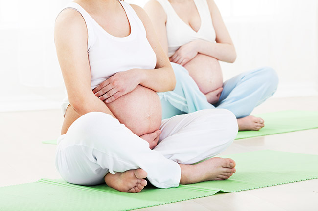 Dos mujeres embarazadas sentadas en una meditación guiada