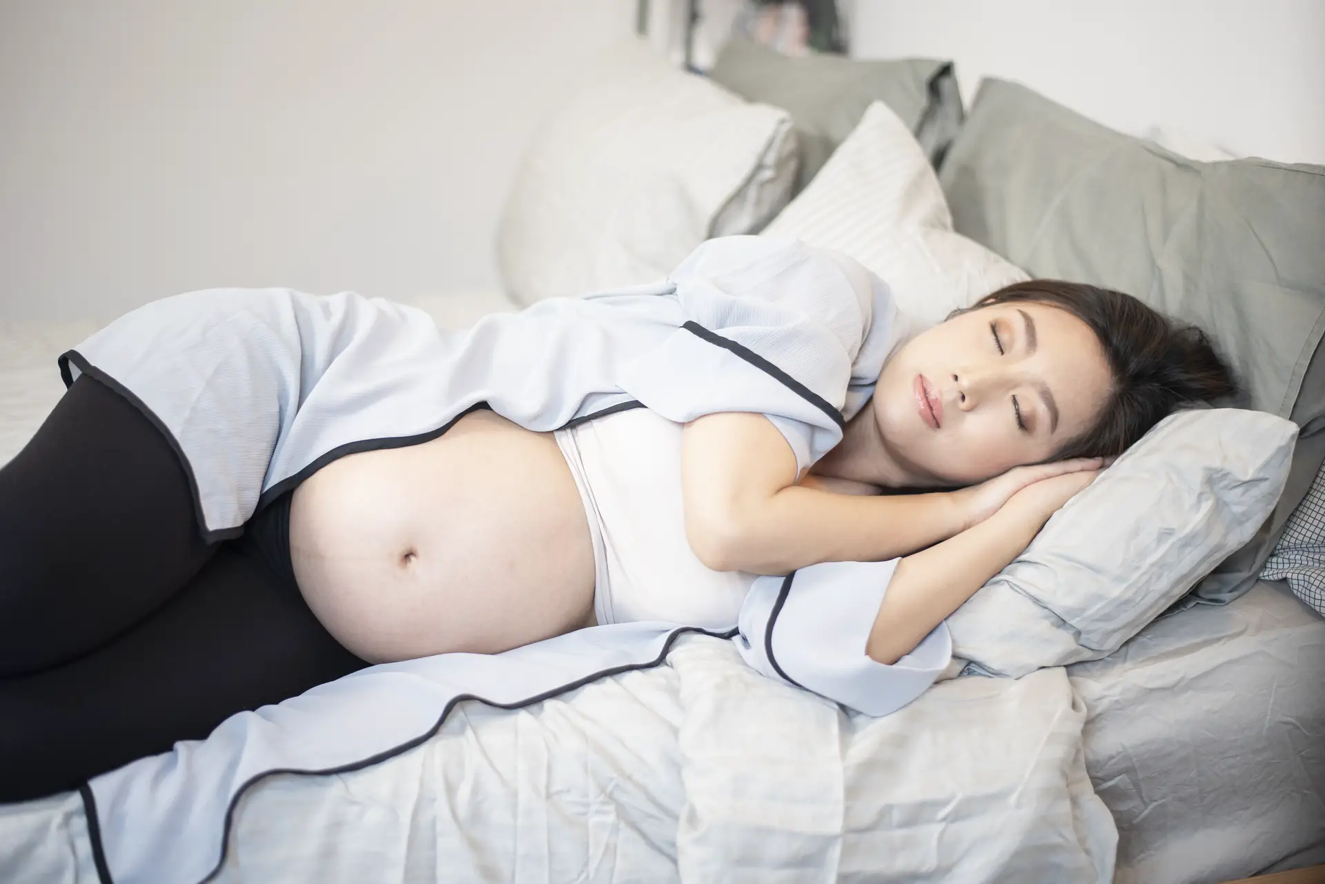 Азиатки мамы спят. Беременные японки. Китайские беременные женщины. Беременные азиатки. Японские беременные женщины.