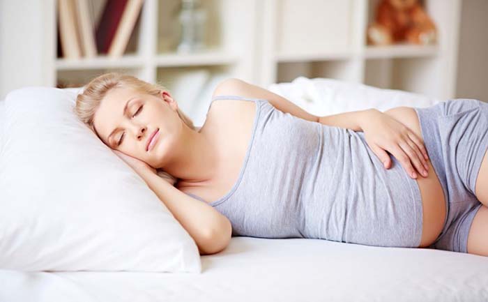 ¿Se hinchan los pies en el embarazo? dormir de lado