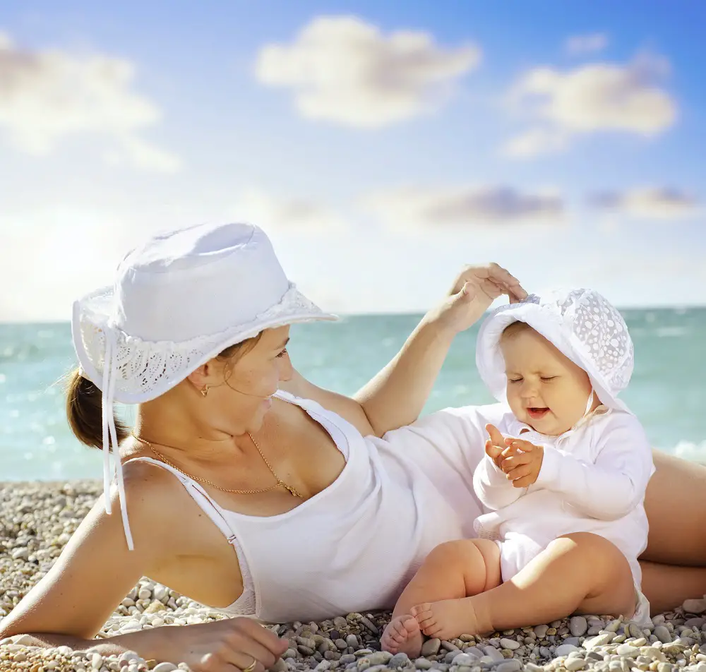Mama con su bebe en la playa