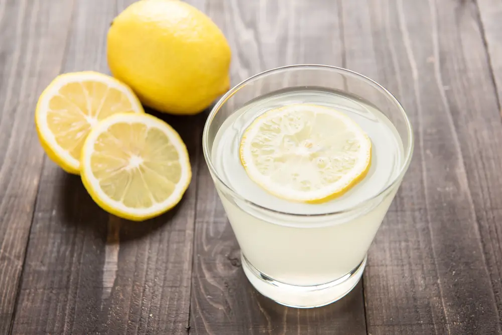 agua con limon 