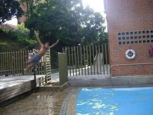 chico lanzándose a la piscina