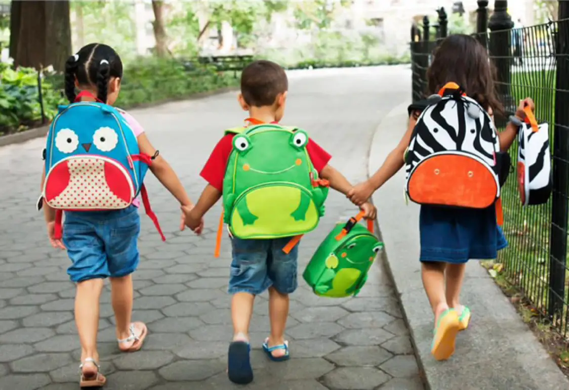 niños usando mochilas