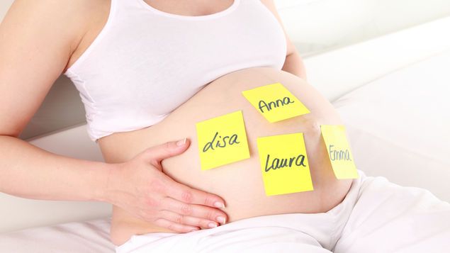panza de embarazada con nombres de bebés