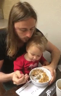 papa comiendo con su hijo