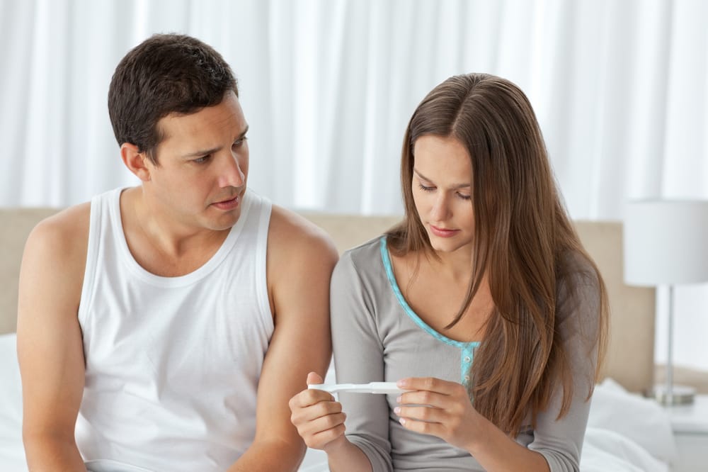 pareja revisando prueba de embarazo