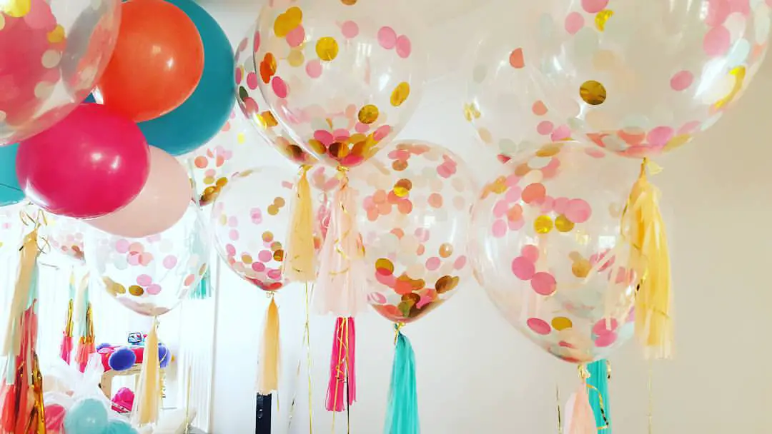 decoración con globos de confetti