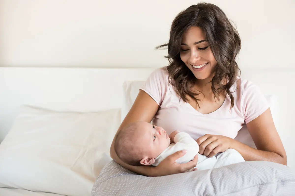 dieta para la lactancias mama con bebe en brazos
