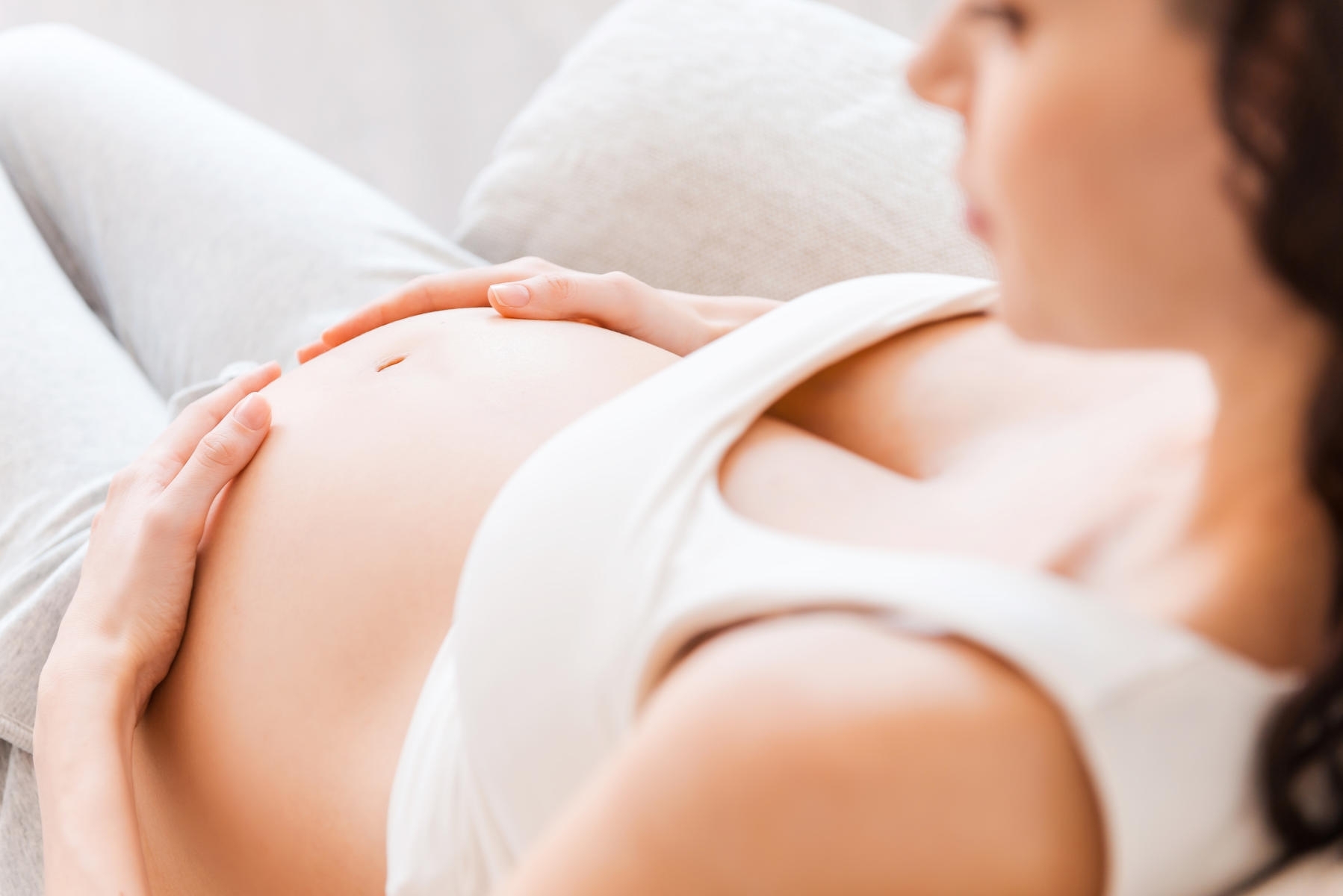 mujer embarazada con retención de líquidos