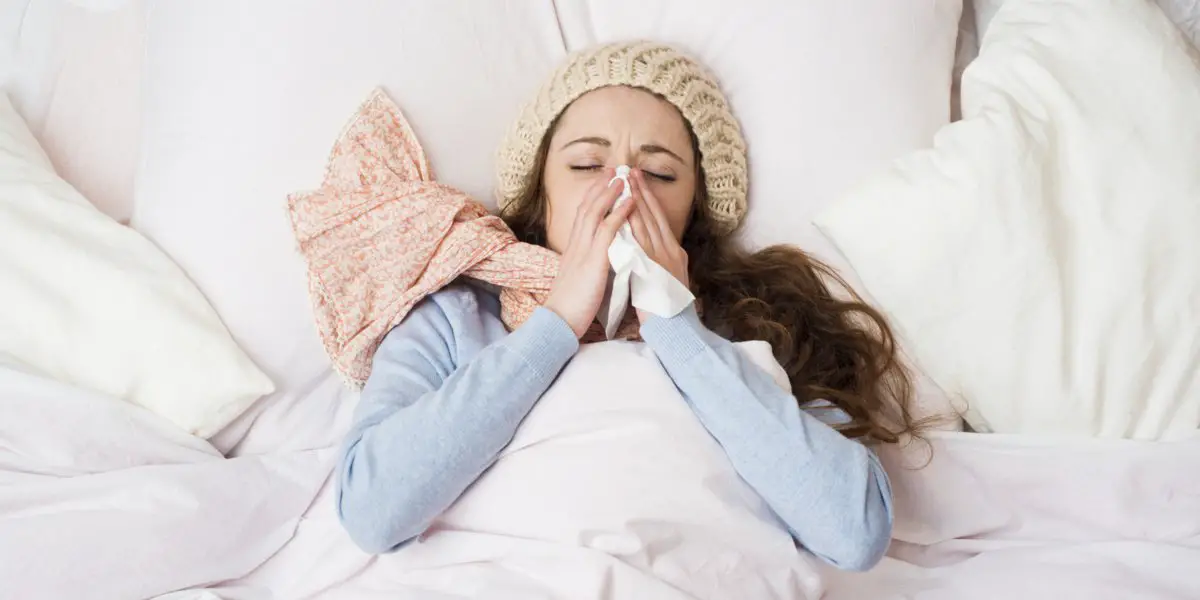 mujer en cama con gripe