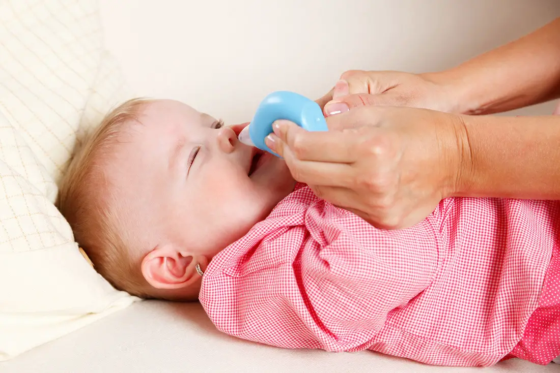 Cómo sacarle las flemas a un bebé bebe con aspirador nasal 