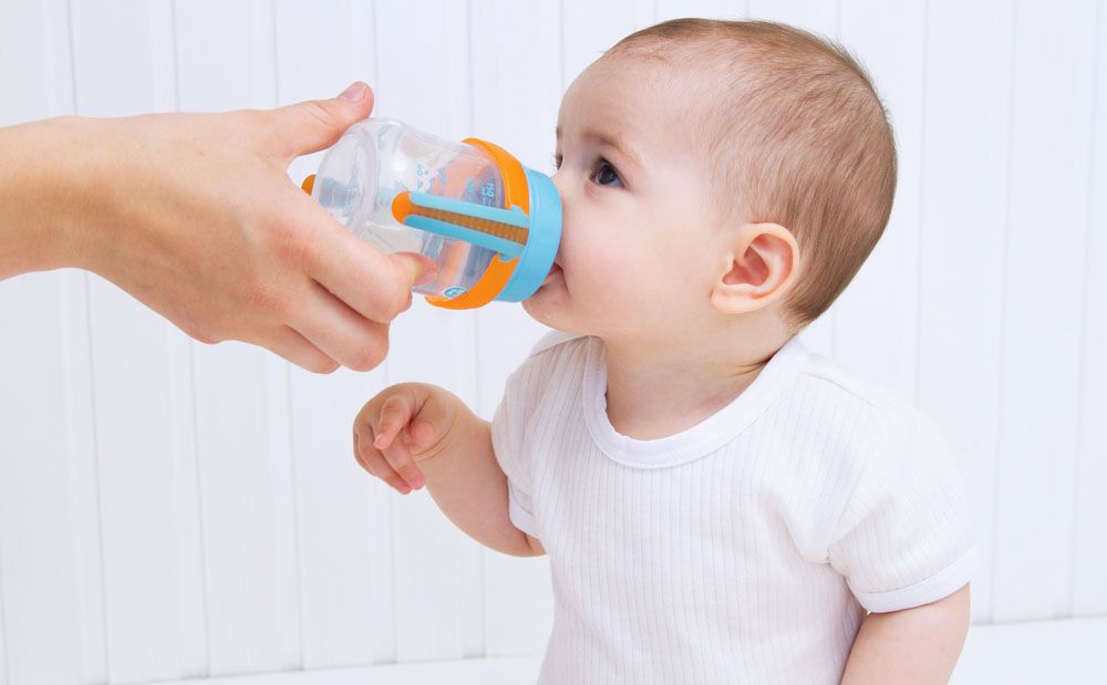 bebé tomando agua