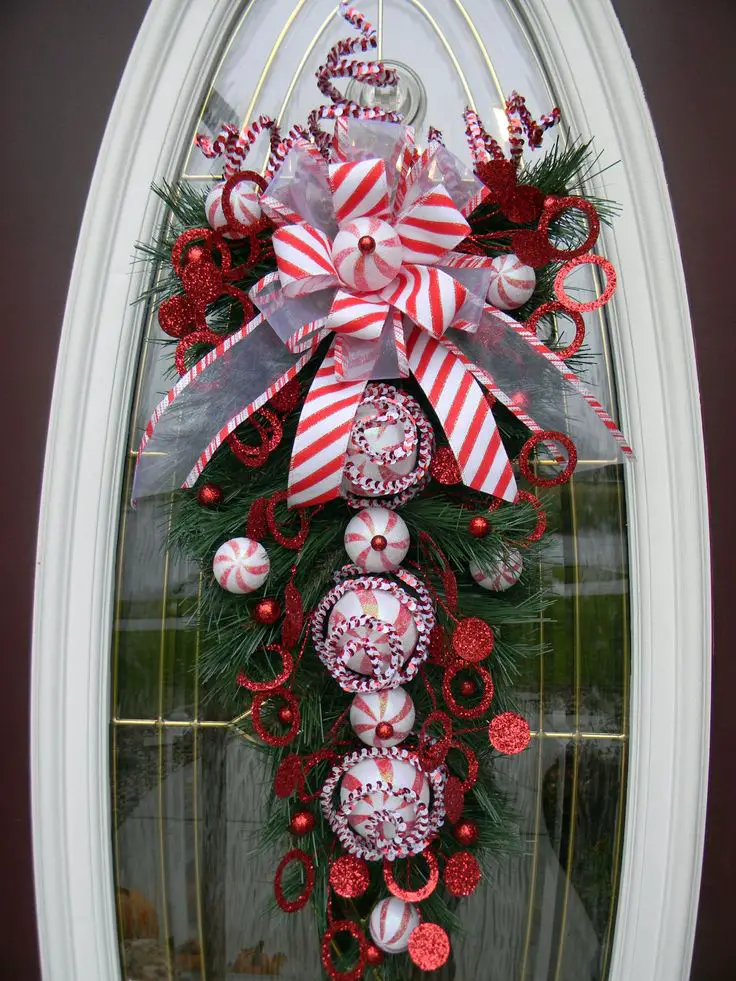 decoración lazo y ramas para puertas en navidad