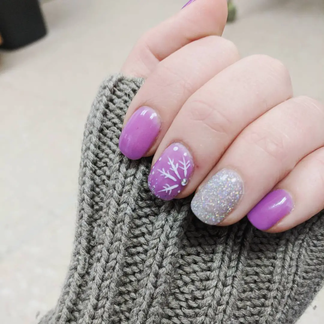 Decoración de uñas lila