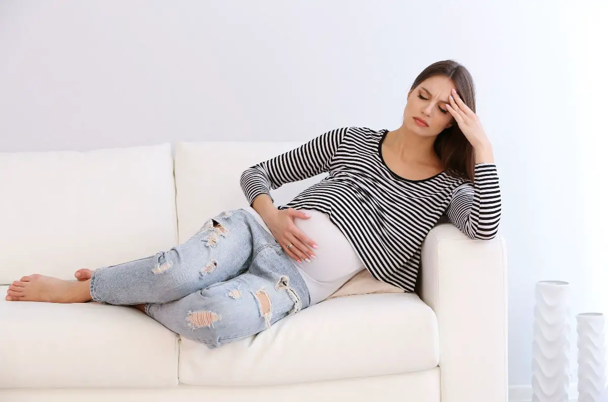 anemia en el embarazo mujer embarazada sentada en un sofa