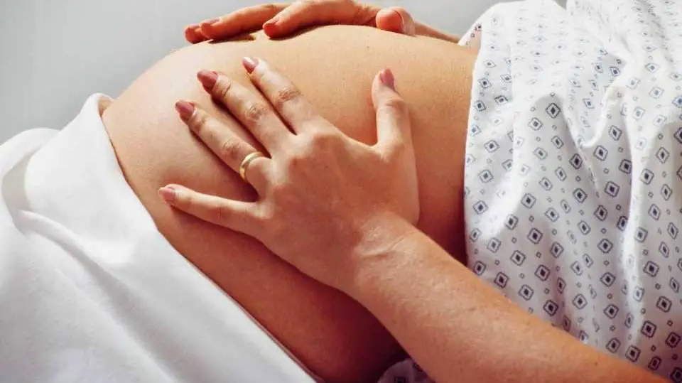 mujer embarazada trabajo de parto temblores y escalofríos