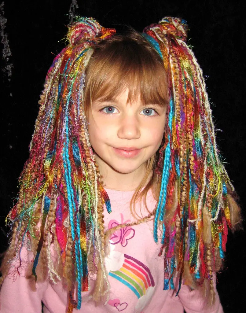 Цветные волосы для детей. Афрокосички на короткие волосы для девочек. Окрашивание волос детям. Разноцветные волосы для детей 4 лет. Holiday models