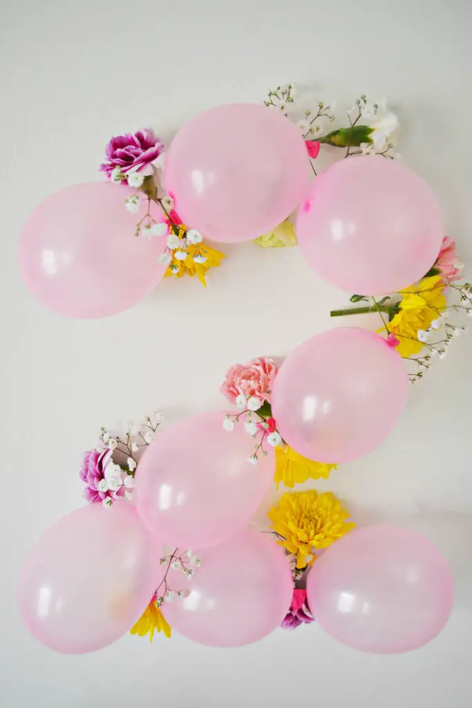 decoración con globos en la pared rosa