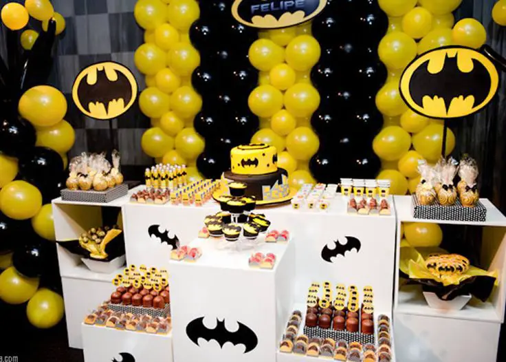 decoración con globos con motivo Batman