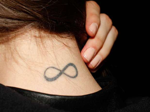 tatuajes para mujeres infinito cuello