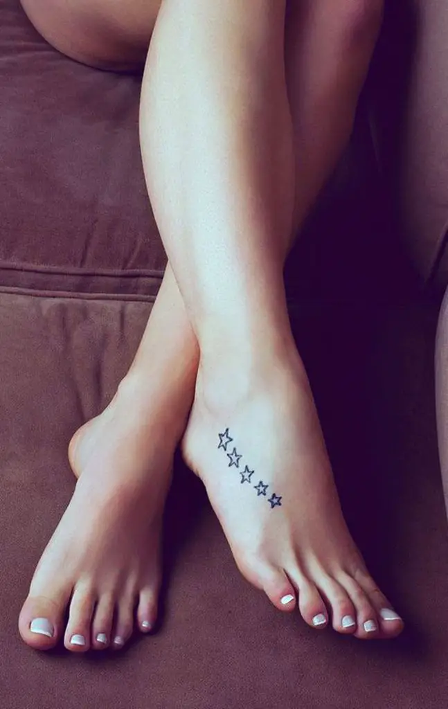 tatuajes para mujeres pies estrellas