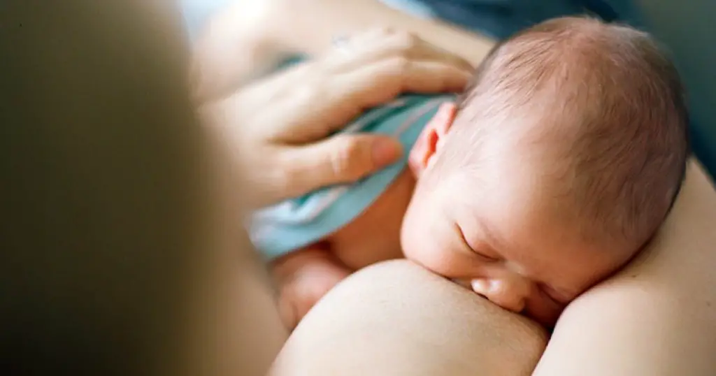 beneficios de dar el pecho bebé pequeño