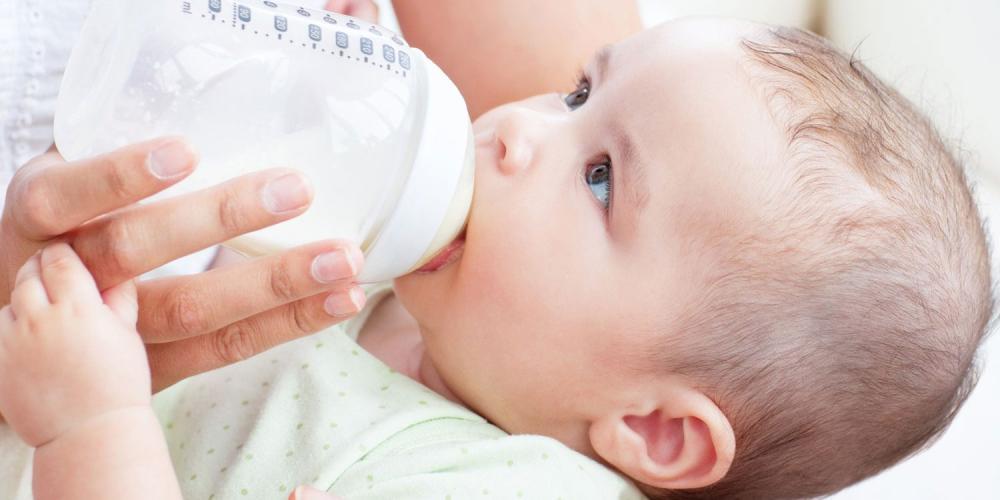 cómo bajar la fiebre a un bebe hidratacion