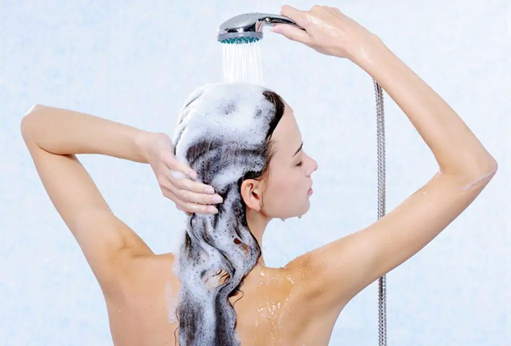 cómo hacer crecer el cabello agua fría